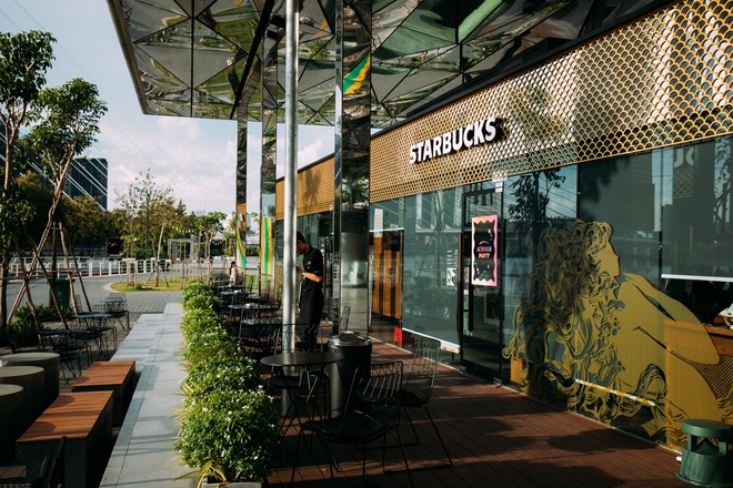 Starbucks chính thức mở cửa hàng có view đẹp nhất Sài Gòn, ngắm trọn thành phố với 100k thì giới trẻ cũng chịu khó check-in rần rần - Ảnh 3.