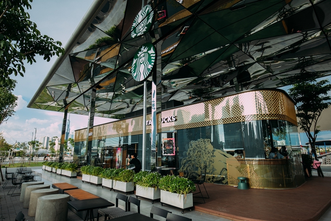 Starbucks chính thức mở cửa hàng có view đẹp nhất Sài Gòn, ngắm trọn thành phố với 100k thì giới trẻ cũng chịu khó check-in rần rần - Ảnh 4.