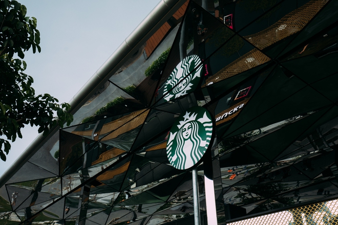 Starbucks chính thức mở cửa hàng có view đẹp nhất Sài Gòn, ngắm trọn thành phố với 100k thì giới trẻ cũng chịu khó check-in rần rần - Ảnh 20.