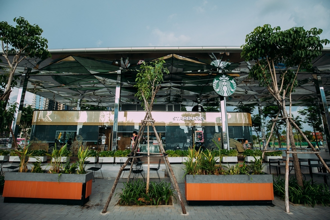 Starbucks chính thức mở cửa hàng có view đẹp nhất Sài Gòn, ngắm trọn thành phố với 100k thì giới trẻ cũng chịu khó check-in rần rần - Ảnh 1.