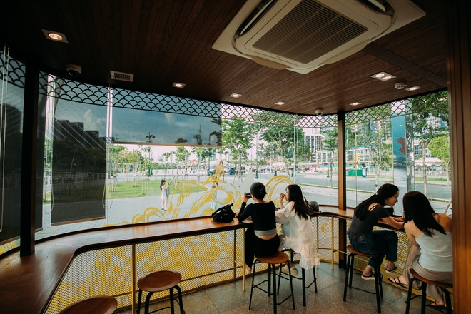 Starbucks chính thức mở cửa hàng có view đẹp nhất Sài Gòn, ngắm trọn thành phố với 100k thì giới trẻ cũng chịu khó check-in rần rần- Ảnh 14.