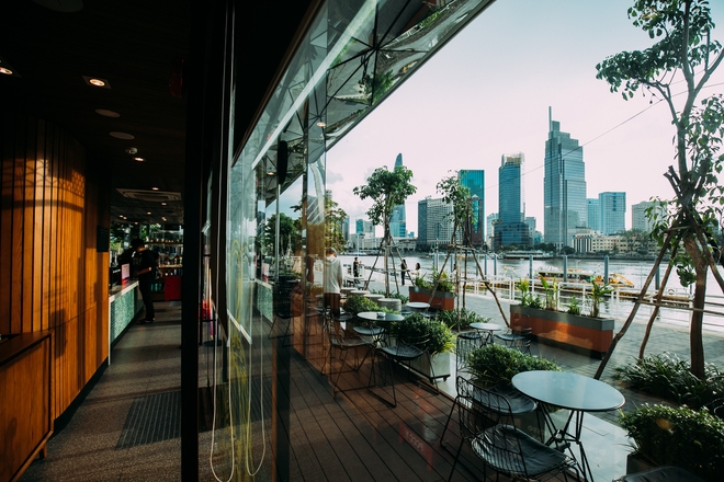 Starbucks chính thức mở cửa hàng có view đẹp nhất Sài Gòn, ngắm trọn thành phố với 100k thì giới trẻ cũng chịu khó check-in rần rần- Ảnh 6.