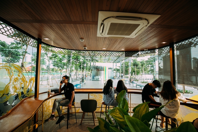 Starbucks chính thức mở cửa hàng có view đẹp nhất Sài Gòn, ngắm trọn thành phố với 100k thì giới trẻ cũng chịu khó check-in rần rần - Ảnh 15.