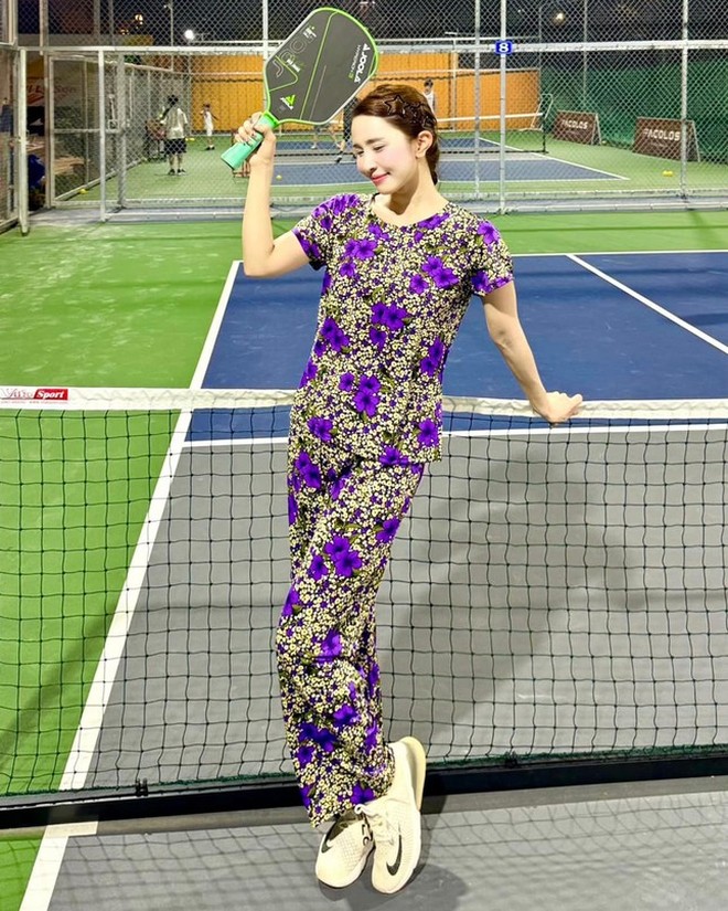 Mặc đồ bà thím đi chơi Pickleball, Quỳnh Nga nói: "Tôi không đáp trả dư luận"- Ảnh 3.