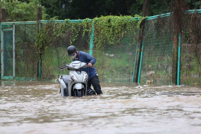 Hà Nội: Nhiều khu vực vẫn ngập sâu sau đêm mưa lớn tối qua- Ảnh 9.