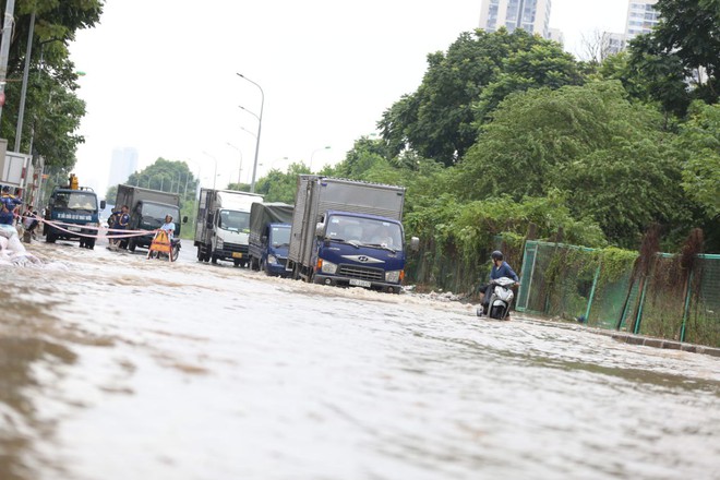 Hà Nội: Nhiều khu vực vẫn ngập sâu sau đêm mưa lớn tối qua- Ảnh 10.