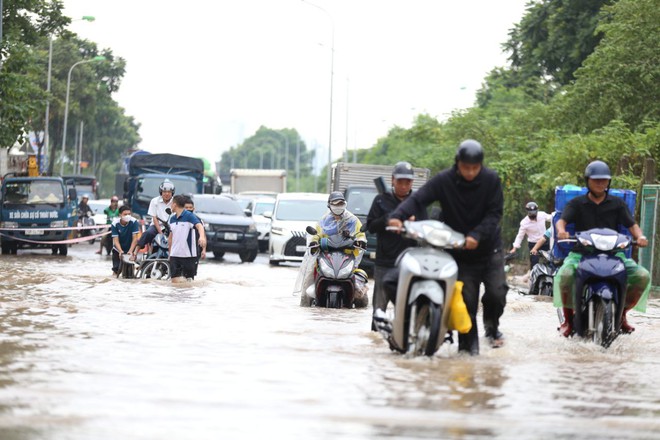 Hà Nội: Nhiều khu vực vẫn ngập sâu sau đêm mưa lớn tối qua- Ảnh 15.