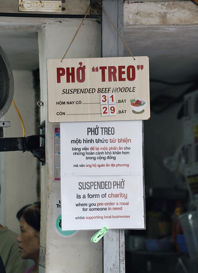 Hương vị phở "treo" nghĩa tình Hà Nội: Khách nước ngoài đến vì ngon ngỡ ngàng, tuyệt đối không được làm việc này khi ăn- Ảnh 2.