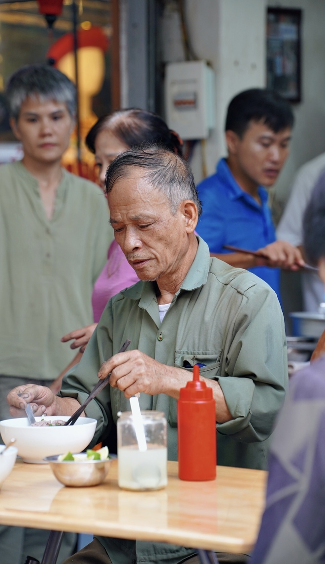 Hương vị phở "treo" nghĩa tình Hà Nội: Khách nước ngoài đến vì ngon ngỡ ngàng, tuyệt đối không được làm việc này khi ăn- Ảnh 10.