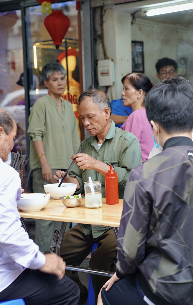 Hương vị phở "treo" nghĩa tình Hà Nội: Khách nước ngoài đến vì ngon ngỡ ngàng, tuyệt đối không được làm việc này khi ăn- Ảnh 3.