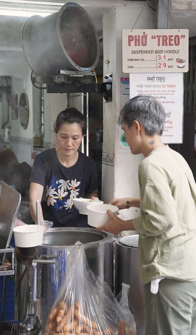 Hương vị phở "treo" nghĩa tình Hà Nội: Khách nước ngoài đến vì ngon ngỡ ngàng, tuyệt đối không được làm việc này khi ăn- Ảnh 4.