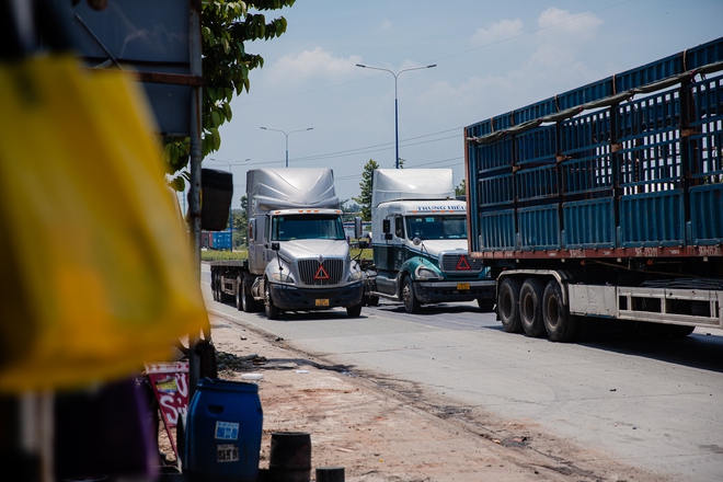 Nín thở khi đi trên "con đường tử thần" ở Bình Dương, nơi 2 mẹ con bị xe container lấn làn cán tử vong- Ảnh 6.