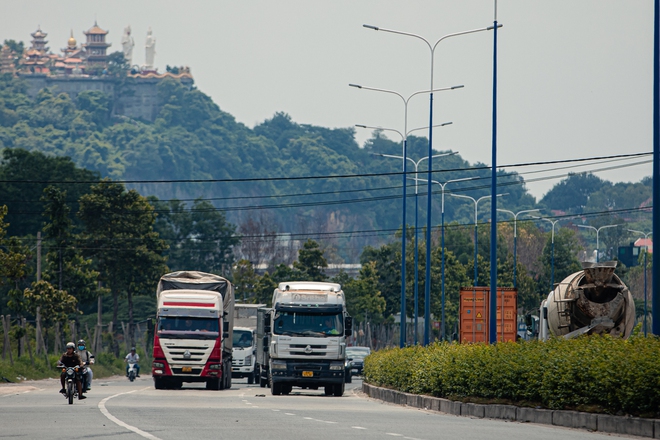 Nín thở khi đi trên "con đường tử thần" ở Bình Dương, nơi 2 mẹ con bị xe container lấn làn cán tử vong- Ảnh 2.