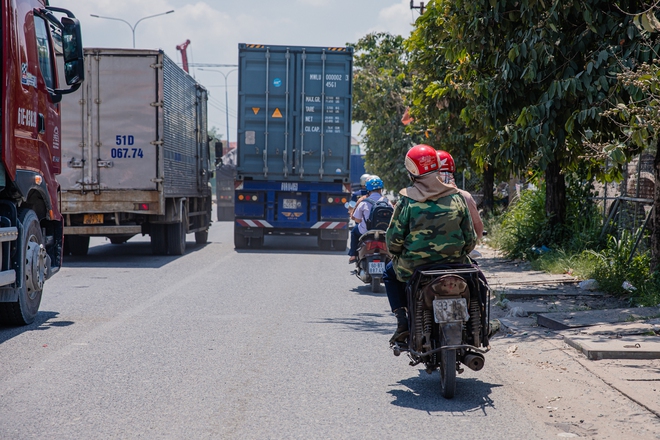 Nín thở khi đi trên "con đường tử thần" ở Bình Dương, nơi 2 mẹ con bị xe container lấn làn cán tử vong- Ảnh 3.