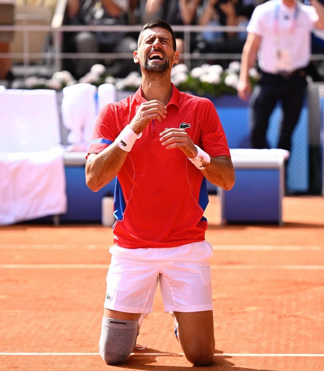 Bursting into tears over his wish to win an Olympic gold medal after a 3-hour match: At 37, Novak Djokovic deserves to be the greatest in the history of world tennis - Photo 2.