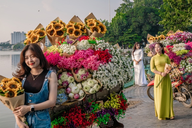 Giữa cái nắng 35 độ, hàng trăm “nàng thơ” dù toát mồ hôi vẫn miệt mài check-in phố thu Hà Nội- Ảnh 3.