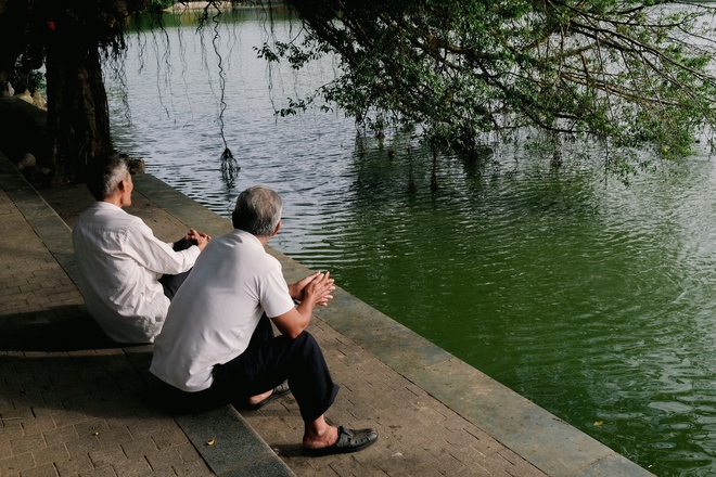 Giữa cái nắng 35 độ, hàng trăm “nàng thơ” dù toát mồ hôi vẫn miệt mài check-in phố thu Hà Nội- Ảnh 23.