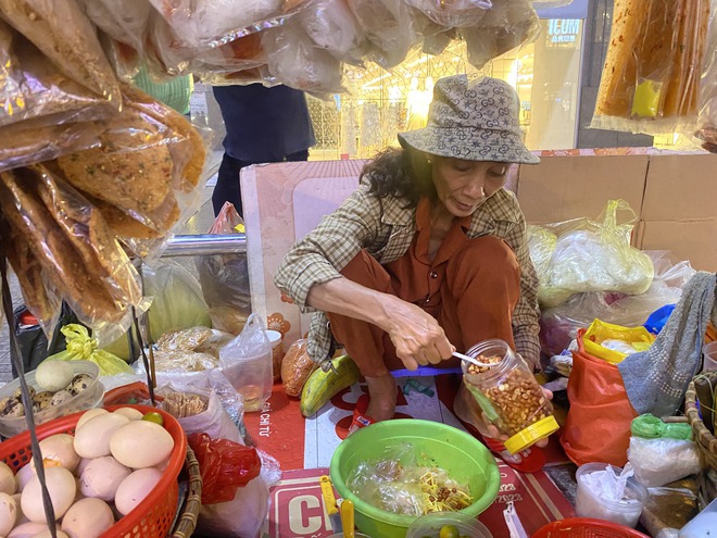 Gánh bánh tráng "bà chủ ngủ gục" độc lạ ở trung tâm TP.HCM: Khách tự trộn, tự trả tiền, thậm chí ngồi bán giùm- Ảnh 3. Gánh bánh tráng "bà chủ ngủ gục" độc lạ ở trung tâm TP.HCM: Khách tự trộn, tự trả tiền, thậm chí ngồi bán giùm- Ảnh 3.