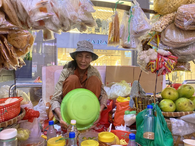 Gánh bánh tráng "bà chủ ngủ gục" độc lạ ở trung tâm TP.HCM: Khách tự trộn, tự trả tiền, thậm chí ngồi bán giùm- Ảnh 2. Gánh bánh tráng "bà chủ ngủ gục" độc lạ ở trung tâm TP.HCM: Khách tự trộn, tự trả tiền, thậm chí ngồi bán giùm- Ảnh 2.