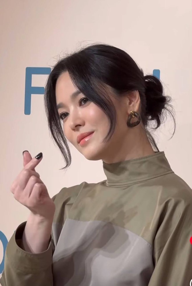 Song Hye Kyo tắt mode nhẹ nhàng, bật mode phá cách đi dự event Fendi- Ảnh 5.