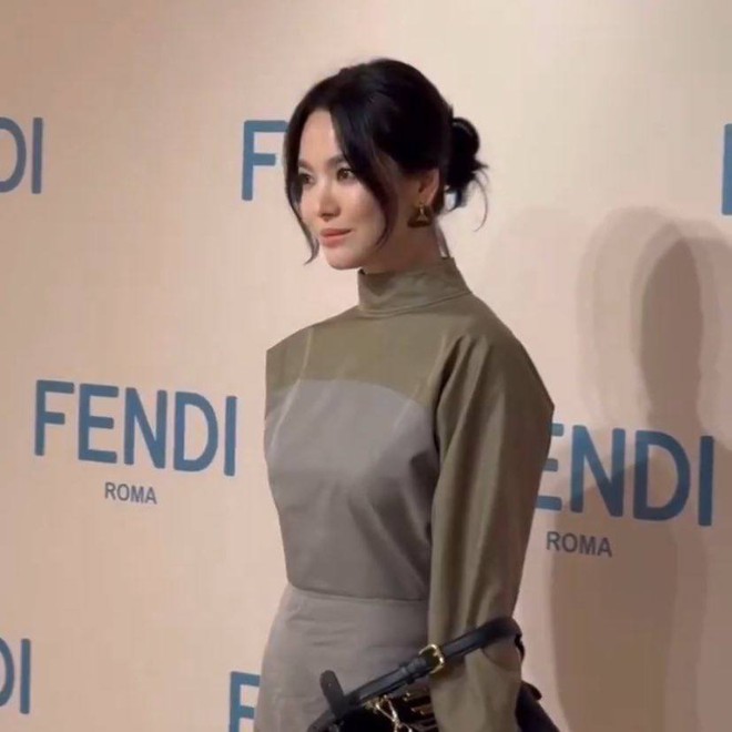 Song Hye Kyo tắt mode nhẹ nhàng, bật mode phá cách đi dự event Fendi- Ảnh 4.