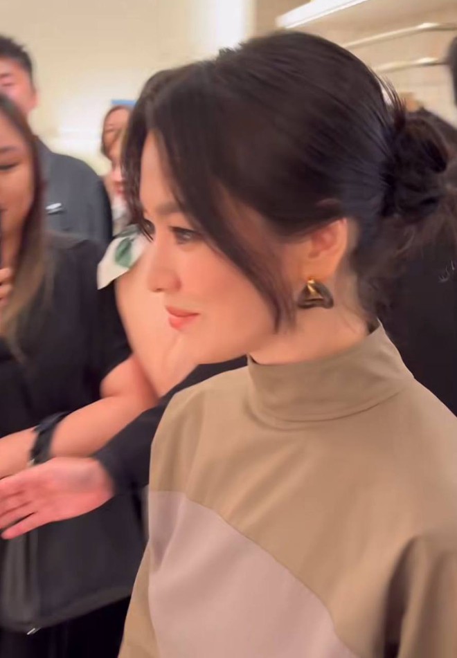 Song Hye Kyo tắt mode nhẹ nhàng, bật mode phá cách đi dự event Fendi- Ảnh 6.