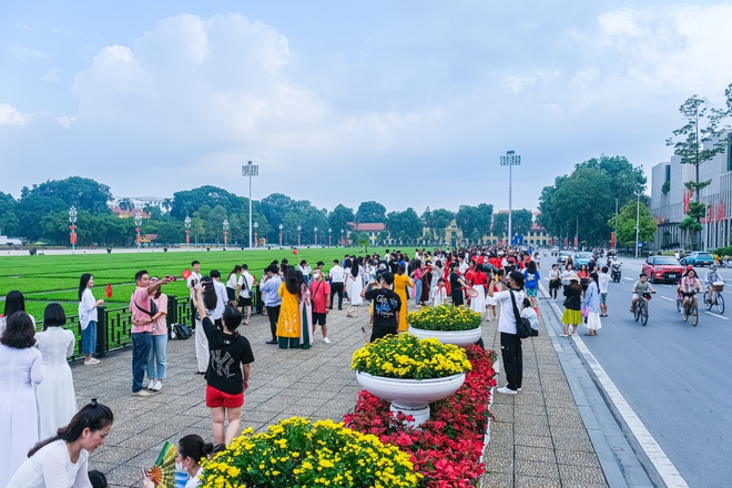 Hà Nội 1/9: Các điểm du lịch lịch sử hút khách, giới trẻ thong thả đi cà phê tận hưởng mùa thu "Tết Độc lập"- Ảnh 1.