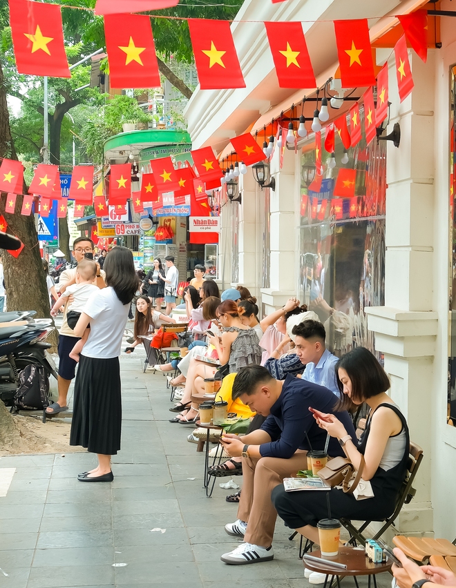 Hà Nội 1/9: Các điểm du lịch lịch sử hút khách, giới trẻ thong thả đi cà phê tận hưởng mùa thu "Tết Độc lập"- Ảnh 8.