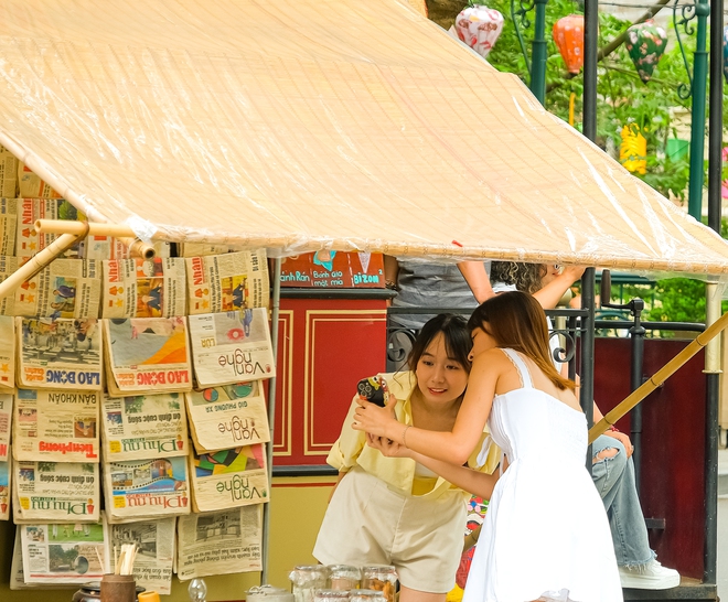 Hà Nội 1/9: Các điểm du lịch lịch sử hút khách, giới trẻ thong thả đi cà phê tận hưởng mùa thu "Tết Độc lập"- Ảnh 16.