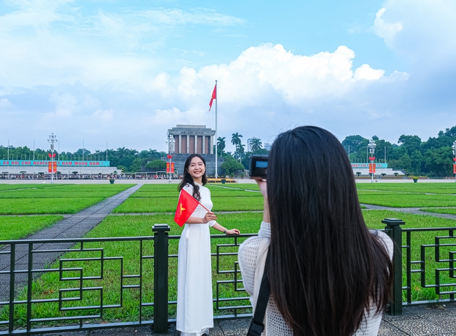 Hà Nội 1/9: Các điểm du lịch lịch sử hút khách, giới trẻ thong thả đi cà phê tận hưởng mùa thu "Tết Độc lập"- Ảnh 4.