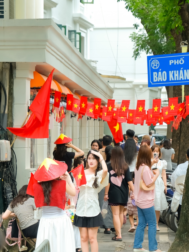 Hà Nội 1/9: Các điểm du lịch lịch sử hút khách, giới trẻ thong thả đi cà phê tận hưởng mùa thu "Tết Độc lập"- Ảnh 7.