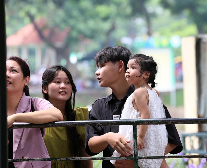 Hàng nghìn người đổ về một công viên ở Hà Nội dịp lễ 2/9, cổng mua vé chật kín không còn lối đi!- Ảnh 7.