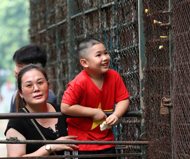 Hàng nghìn người đổ về một công viên ở Hà Nội dịp lễ 2/9, cổng mua vé chật kín không còn lối đi!- Ảnh 6.