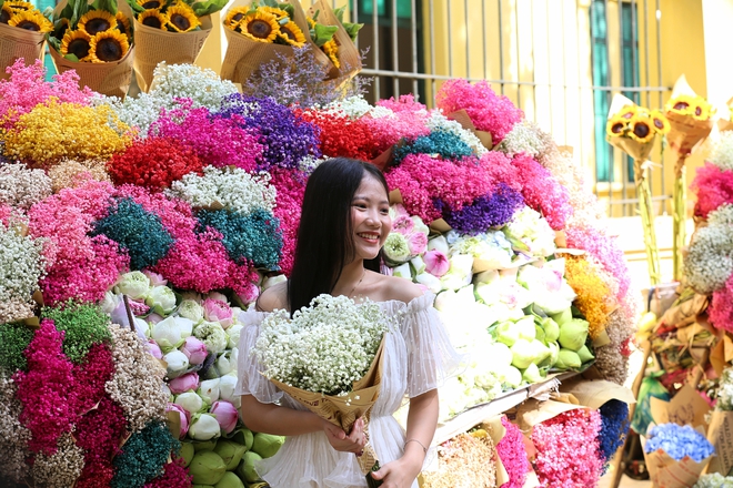 Hà Nội: Đông nghịt "nàng thơ" chen chân chụp ảnh dưới ánh nắng mùa thu trên phố Phan Đình Phùng, Hoàng Diệu- Ảnh 6.