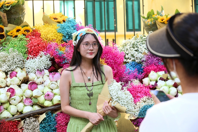 Hà Nội: Đông nghịt "nàng thơ" chen chân chụp ảnh dưới ánh nắng mùa thu trên phố Phan Đình Phùng, Hoàng Diệu- Ảnh 8.