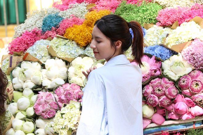 Hà Nội: Đông nghịt "nàng thơ" chen chân chụp ảnh dưới ánh nắng mùa thu trên phố Phan Đình Phùng, Hoàng Diệu- Ảnh 7.