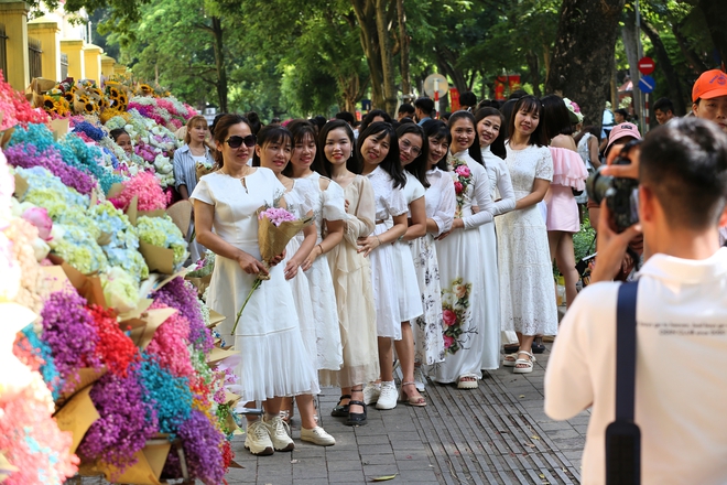 Hà Nội: Đông nghịt "nàng thơ" chen chân chụp ảnh dưới ánh nắng mùa thu trên phố Phan Đình Phùng, Hoàng Diệu- Ảnh 13.