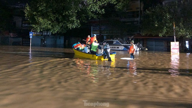 Xuyên đêm cứu hộ người dân ở vùng lũ lụt Thái Nguyên- Ảnh 7.