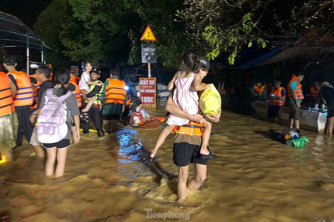 Xuyên đêm cứu hộ người dân ở vùng lũ lụt Thái Nguyên- Ảnh 14.