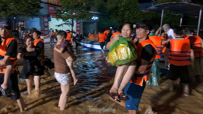 Xuyên đêm cứu hộ người dân ở vùng lũ lụt Thái Nguyên- Ảnh 13.