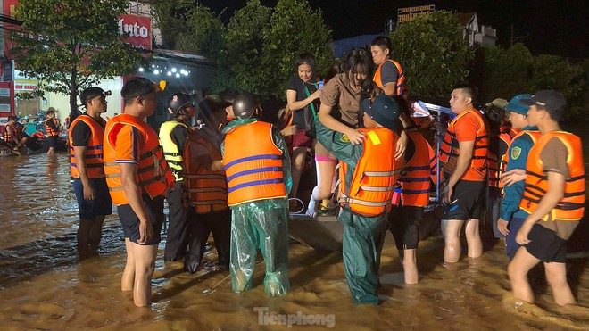 Xuyên đêm cứu hộ người dân ở vùng lũ lụt Thái Nguyên- Ảnh 11.