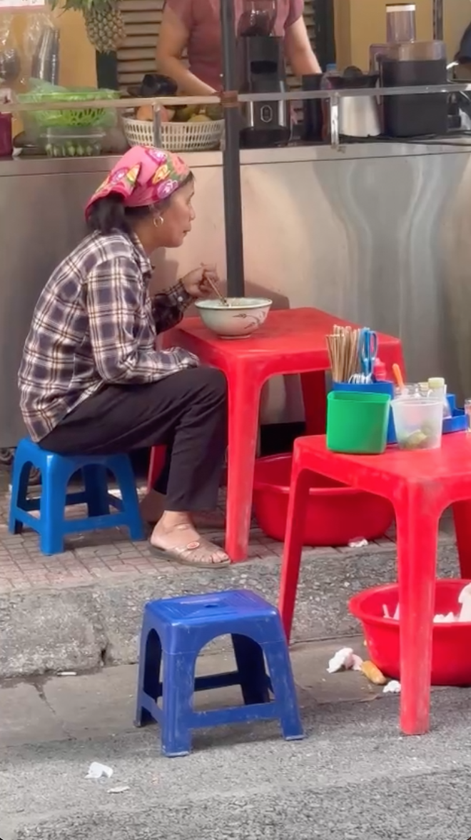 Chủ quán "phở bay" nổi tiếng Hà Nội chuyển sang làm "phở treo": Mang cả vào bệnh viện cứu trợ, miễn phí cho bà con suốt mùa bão- Ảnh 3.