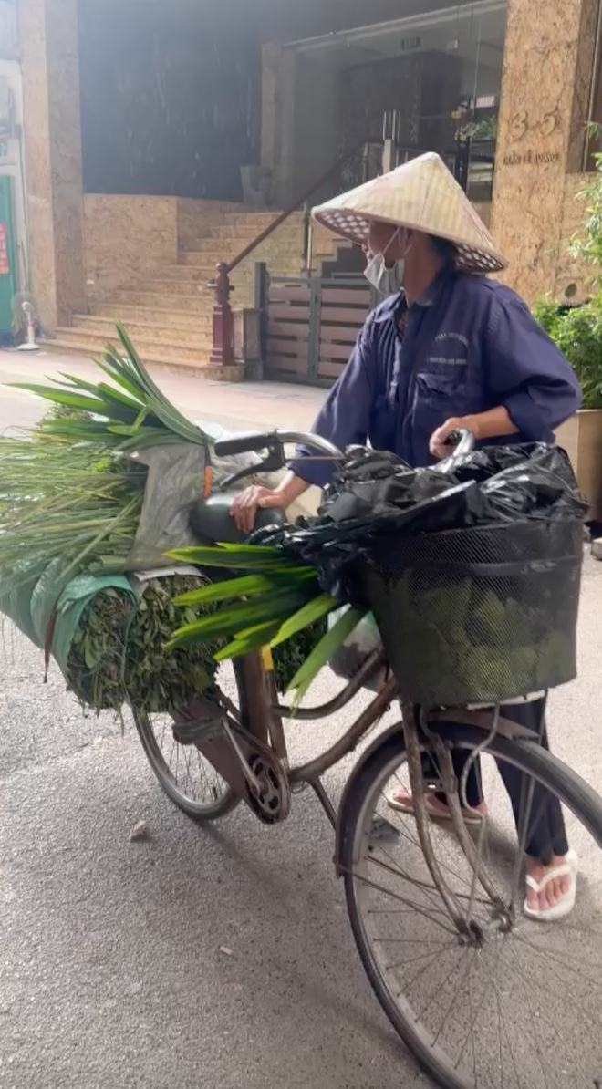 Chủ quán "phở bay" nổi tiếng Hà Nội chuyển sang làm "phở treo": Mang cả vào bệnh viện cứu trợ, miễn phí cho bà con suốt mùa bão- Ảnh 4.