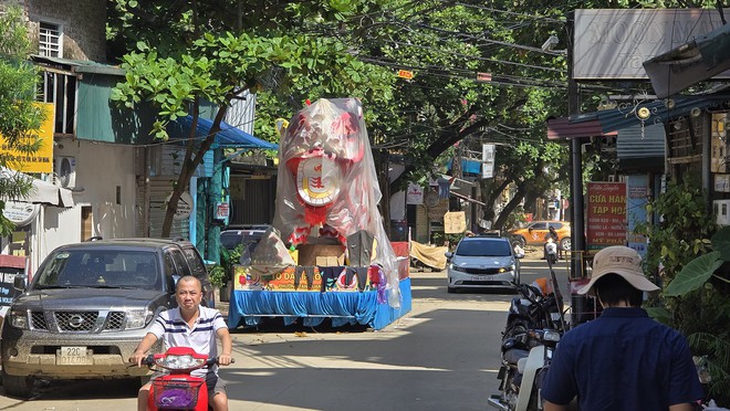 Đoàn xe đèn lồng khổng lồ ở Tuyên Quang 'nằm bất động' trong bão lũ- Ảnh 1.