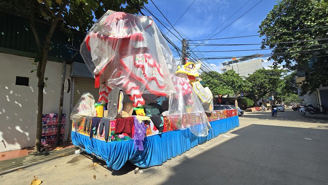 Đoàn xe đèn lồng khổng lồ ở Tuyên Quang 'nằm bất động' trong bão lũ- Ảnh 2.