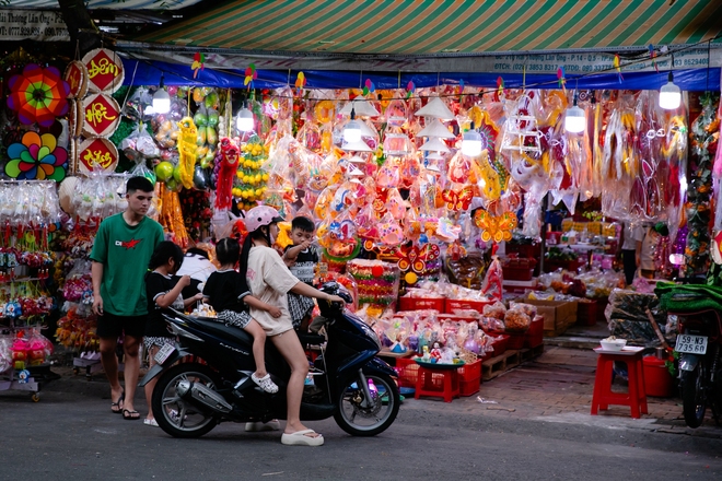 Mưa gió vẫn không thể cản được giới trẻ Sài Gòn nô nức check-in phố lồng đèn quận 5- Ảnh 8.