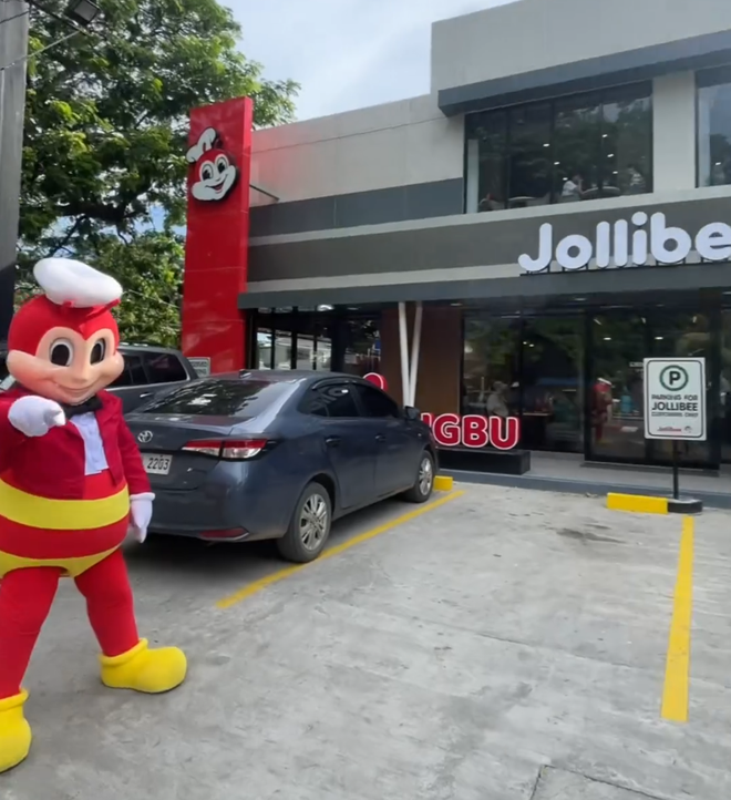 Chỉ vì một túi đồ ăn mà cô gái đã khiến biểu tượng của Jollibee “khóc thét”, không chịu bắt tay khách hàng- Ảnh 2.