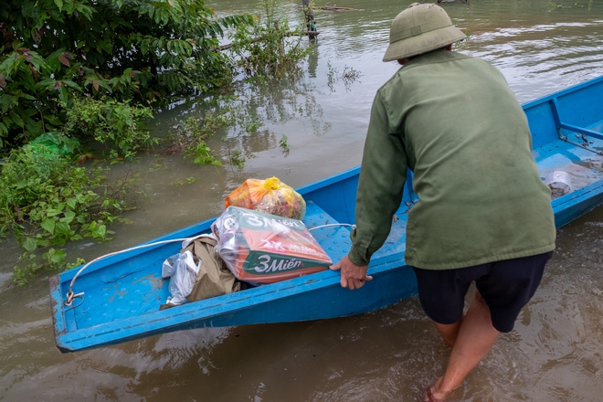 Nước dâng cao tại "rốn lũ" Tân Hóa, hơn 400 hộ dân phải sống trên nhà phao- Ảnh 20.