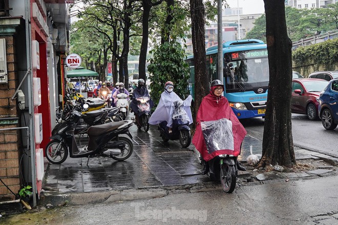 Du khách thích thú đón gió lạnh đầu mùa ở Hà Nội- Ảnh 18.