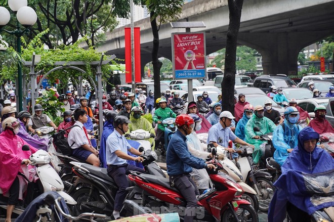 Du khách thích thú đón gió lạnh đầu mùa ở Hà Nội- Ảnh 17.